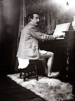 Поль Гоген без штанов. На фото Гоген играет 1895 в студии Альфонса Мухи